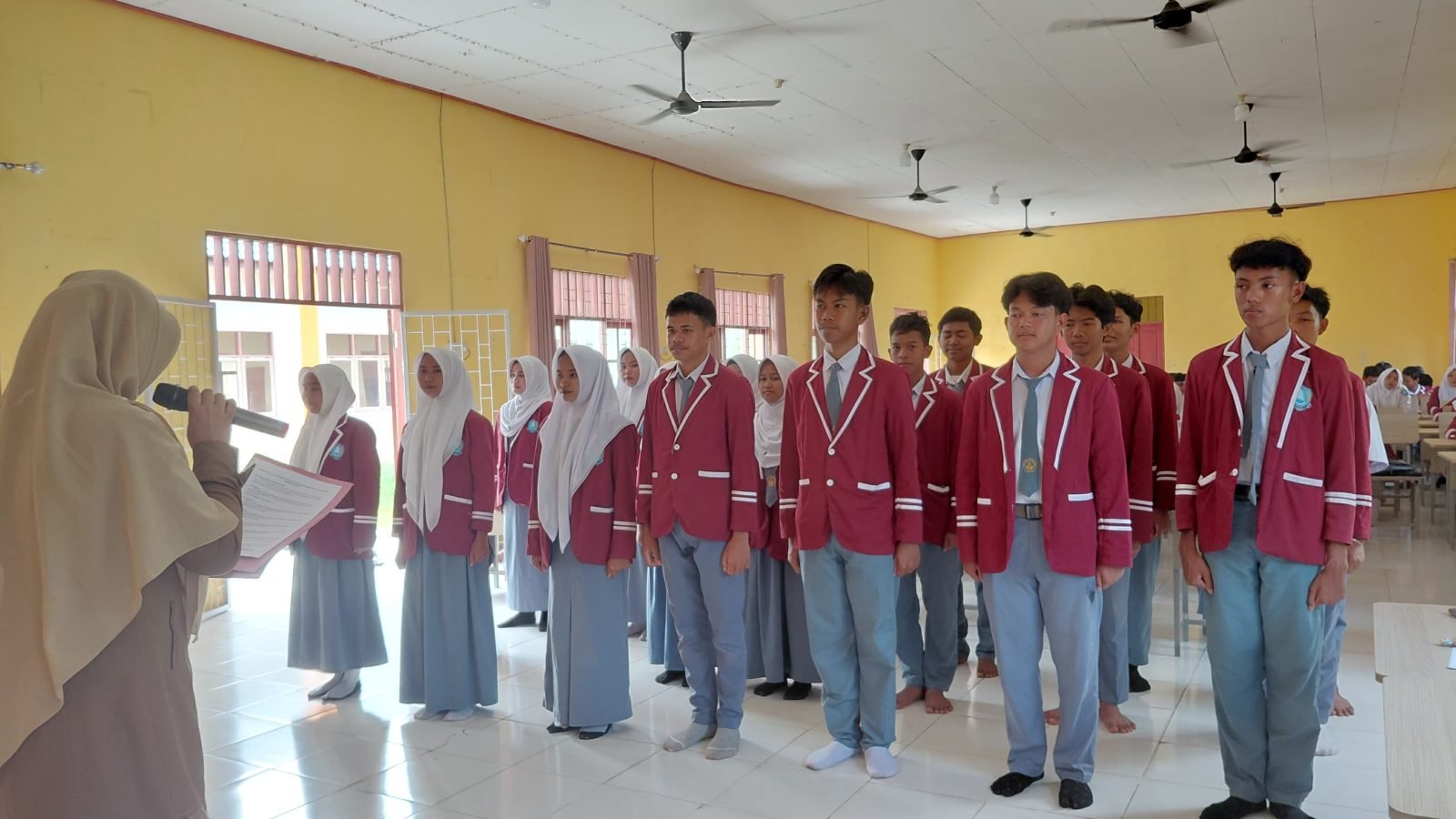 PELANTIKAN PENGURUS OSIS SMKN 1 KAPUAS MURUNG TAHUN PELAJARAN 2026/2027 DILAKSANAKAN DENGAN KHIDMAT